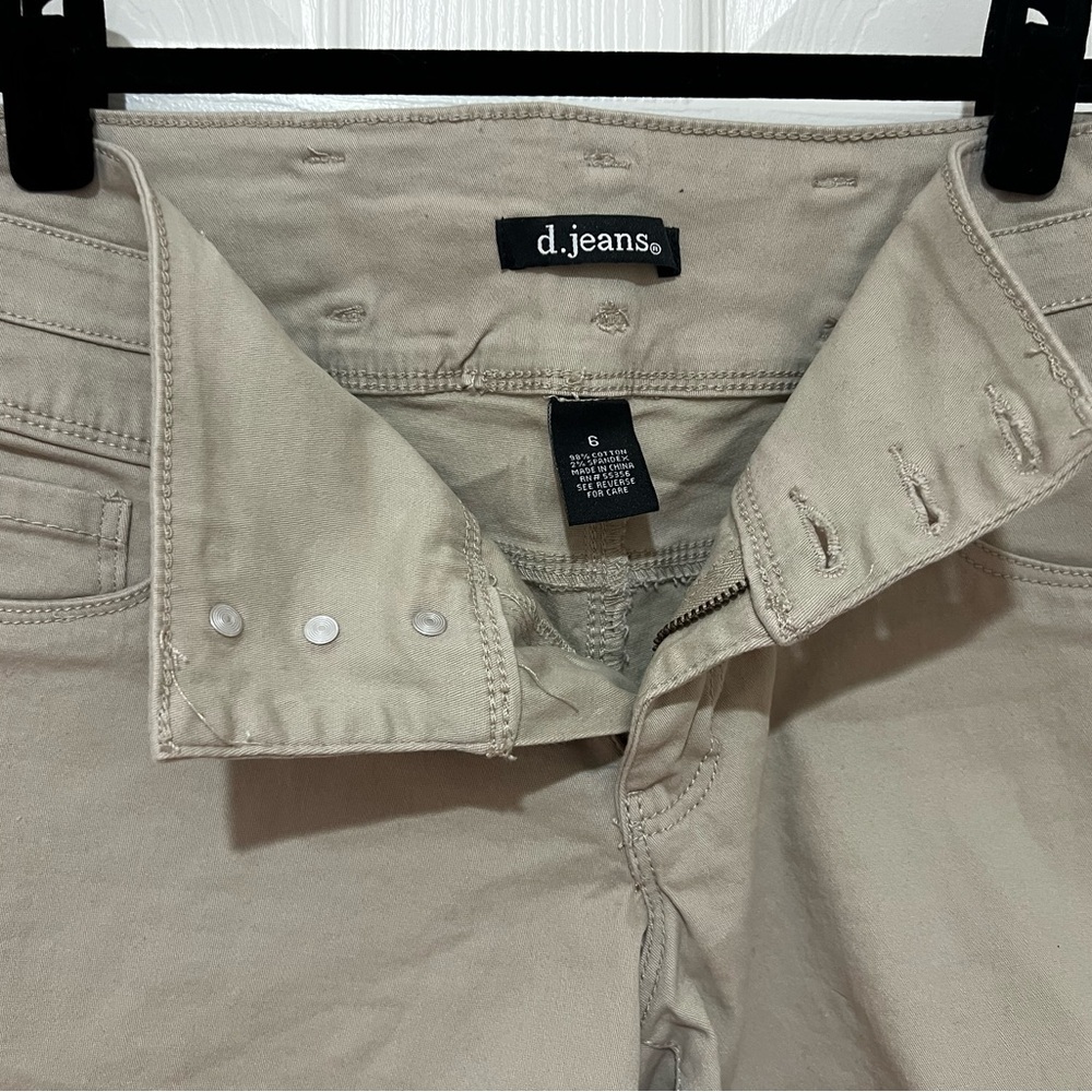 d. jeans Women's High-Waisted Khaki Shorts - Picture 3 of 4